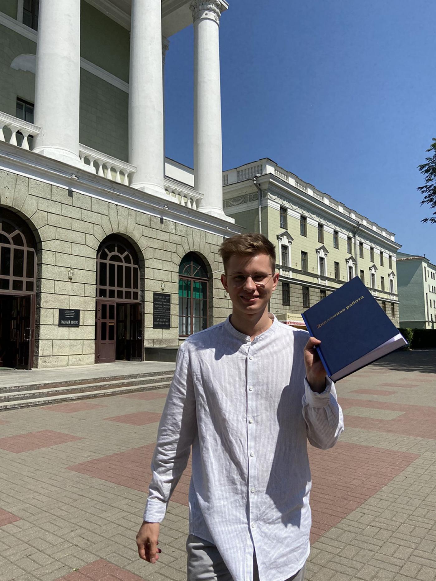 В 17 лет поступил на ФММП БНТУ, а в 21 стал директором IT-компании